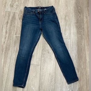 Hollister Curvy High Rise Super Skinny 28w, 26L 7s Woman’s used Medium/dark